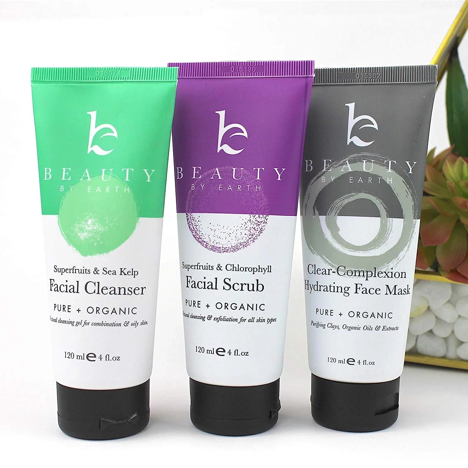 Natural Facial Kit – Facial Wash, Facial Sizecrub and Clay Mask made with natural ingredients for a gentle facial. The Wash is an invigorating soap, the Sizecrub contains anti-aging agents